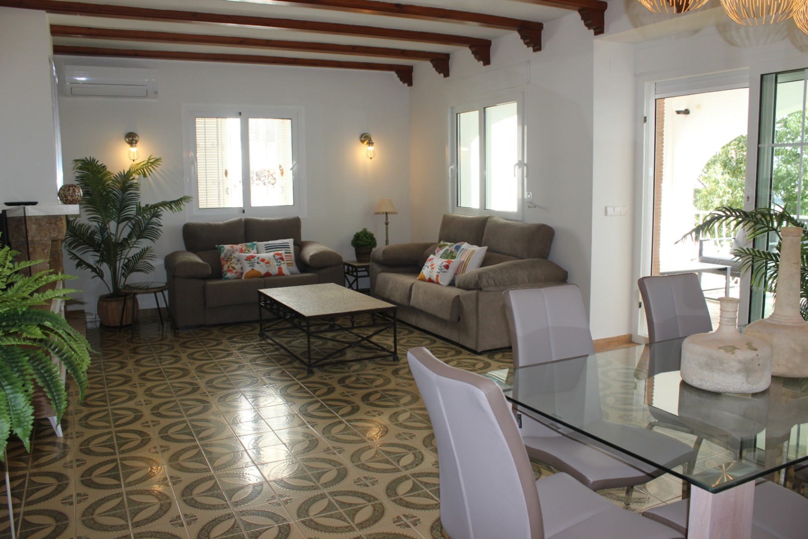 DE462 - Villa de 6 dormitorios en primera línea de una de las mejores playas de Denia