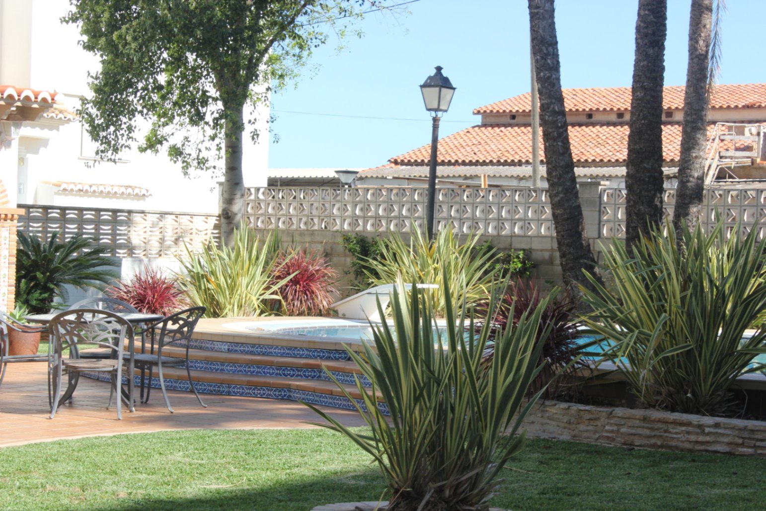 DE462 - Villa de 6 dormitorios en primera línea de una de las mejores playas de Denia