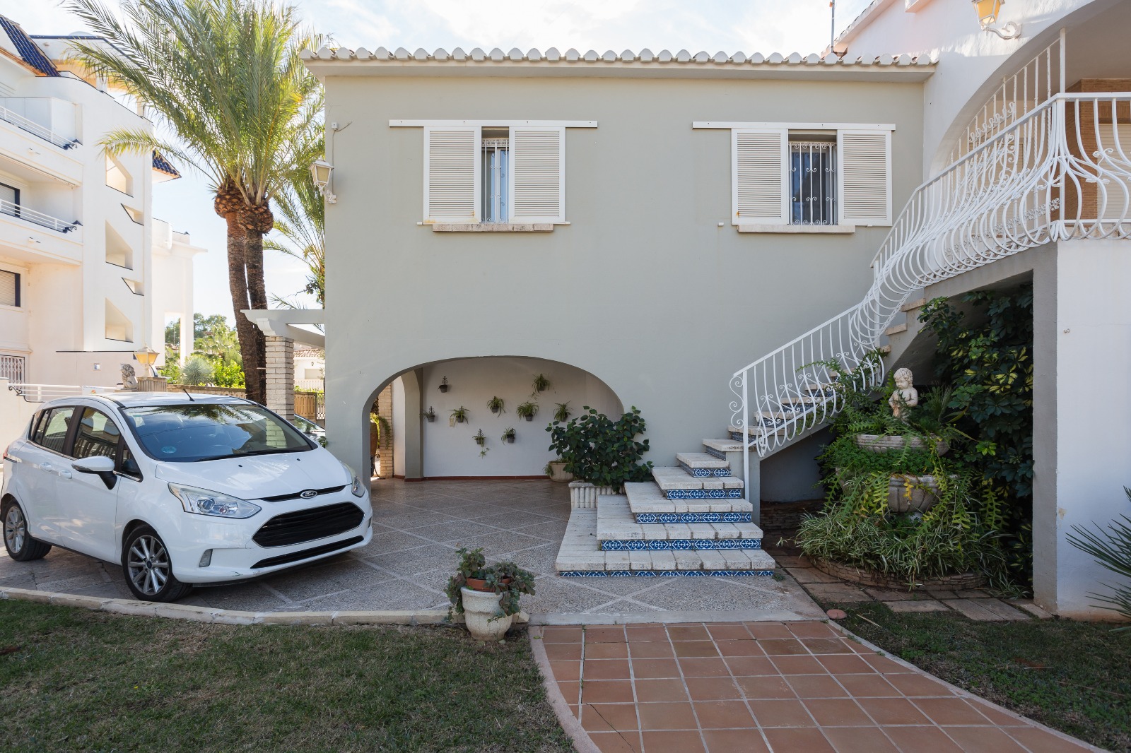 DE462 - Villa de 6 dormitorios en primera línea de una de las mejores playas de Denia